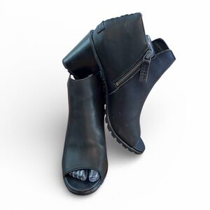 Sorel Nadia Peep Toe Booties
Black Size 10